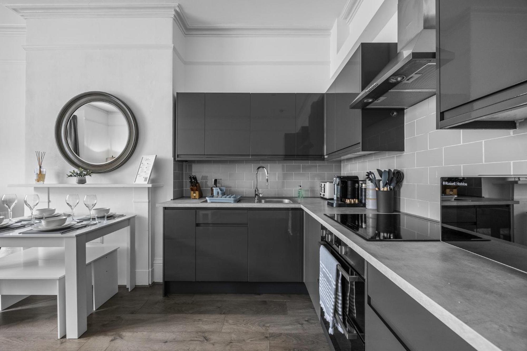 2 Bedroom Flat - With King Sized Beds, Netflix And Sky - Perfect For Contractors, Vacation Guests Or Those Relocating Hove Buitenkant foto
