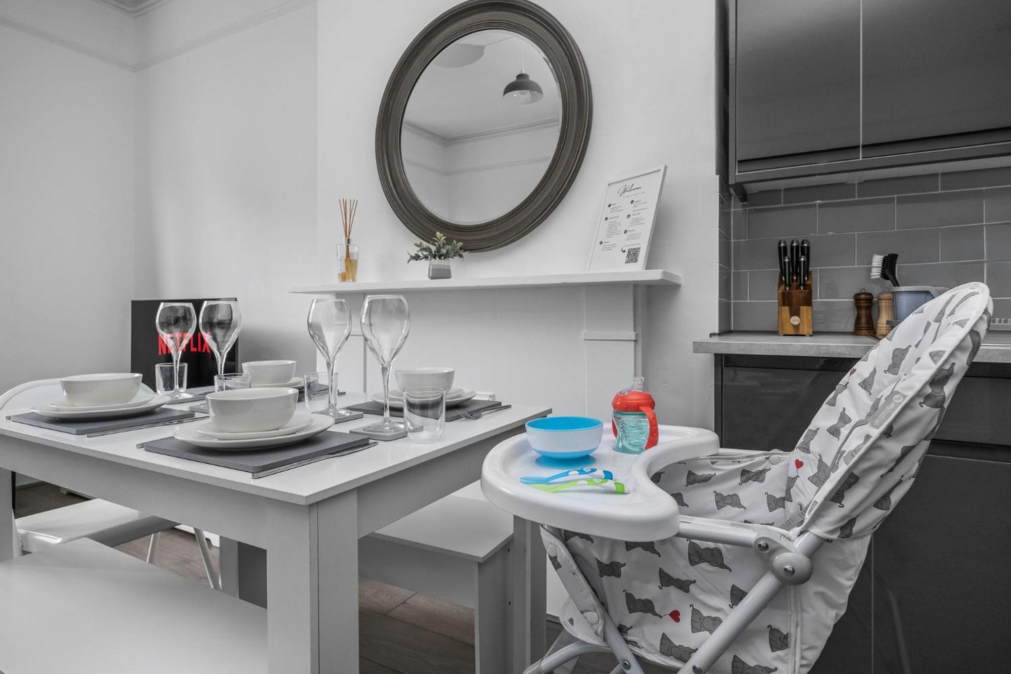2 Bedroom Flat - With King Sized Beds, Netflix And Sky - Perfect For Contractors, Vacation Guests Or Those Relocating Hove Buitenkant foto