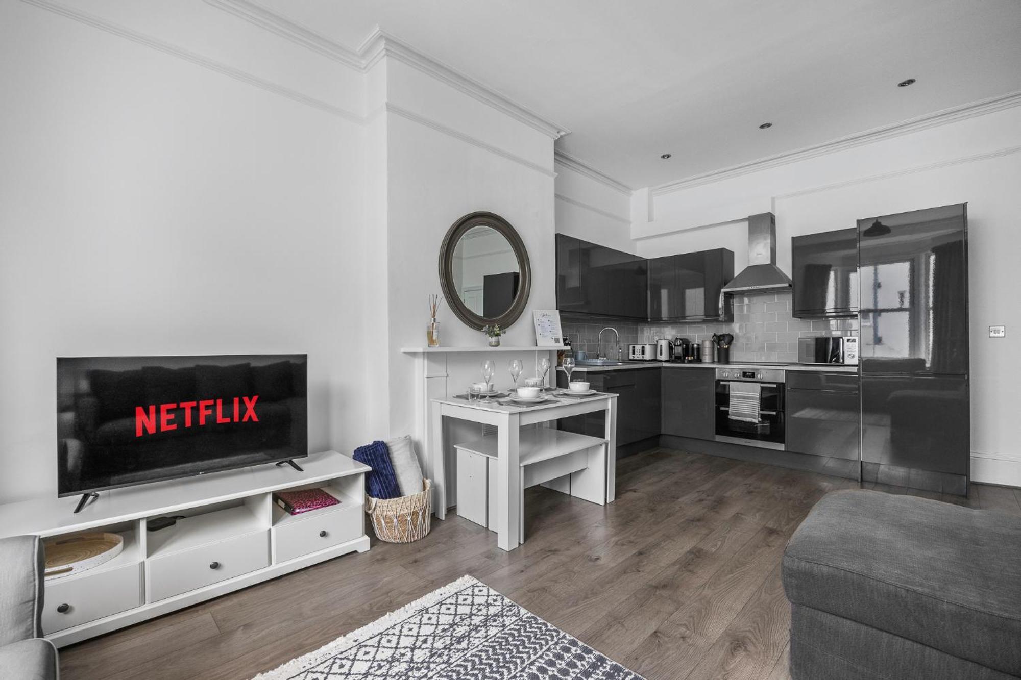 2 Bedroom Flat - With King Sized Beds, Netflix And Sky - Perfect For Contractors, Vacation Guests Or Those Relocating Hove Buitenkant foto