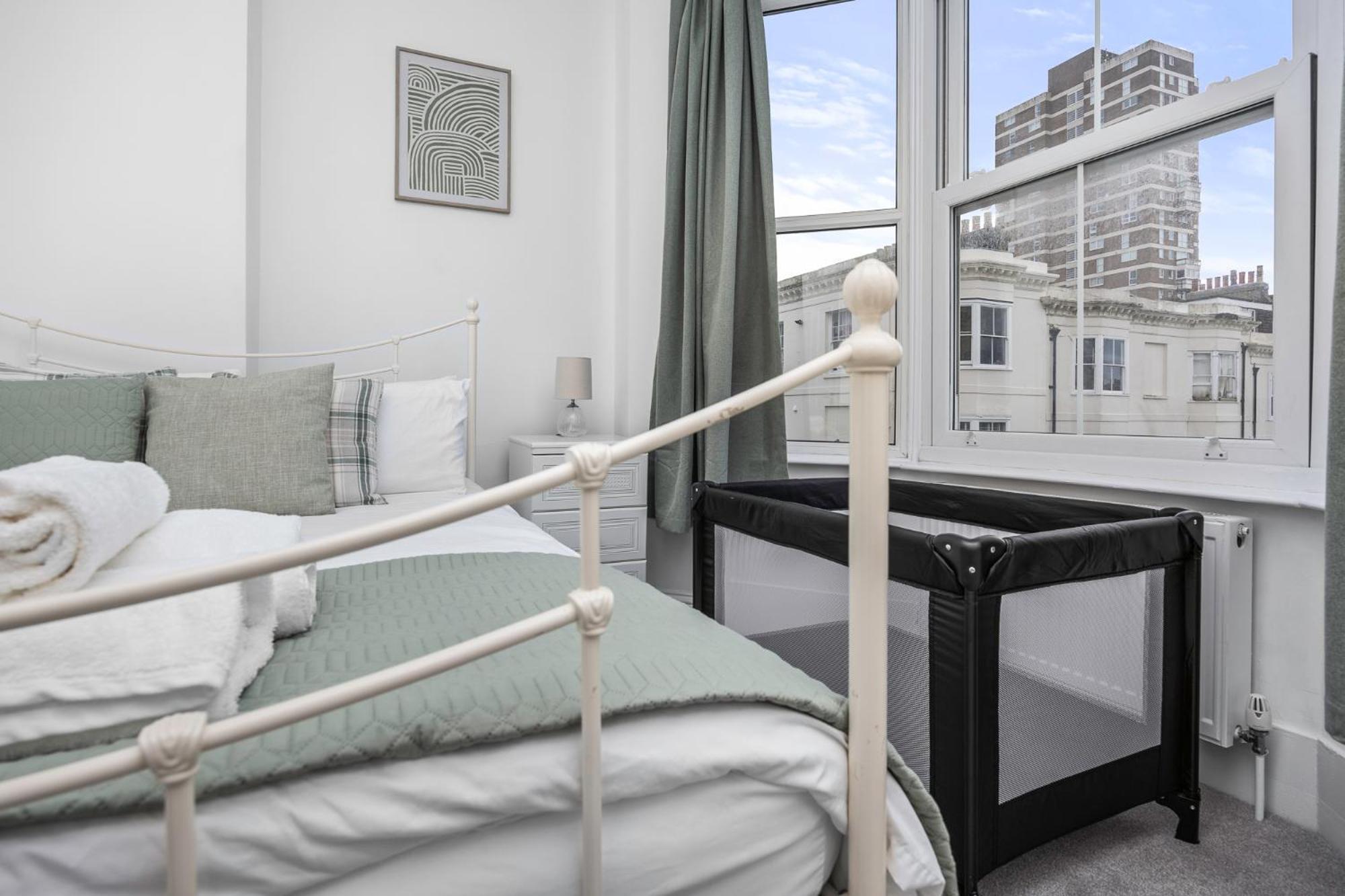 2 Bedroom Flat - With King Sized Beds, Netflix And Sky - Perfect For Contractors, Vacation Guests Or Those Relocating Hove Buitenkant foto