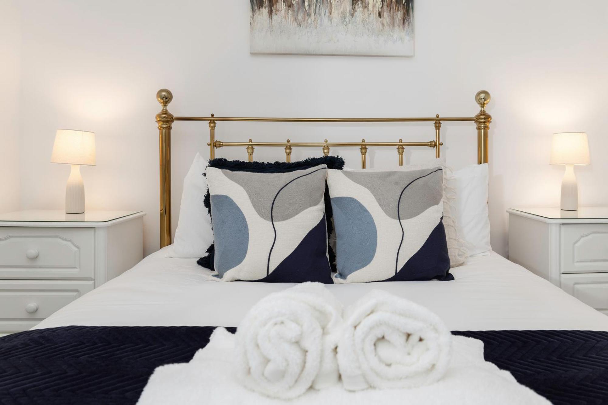 2 Bedroom Flat - With King Sized Beds, Netflix And Sky - Perfect For Contractors, Vacation Guests Or Those Relocating Hove Buitenkant foto