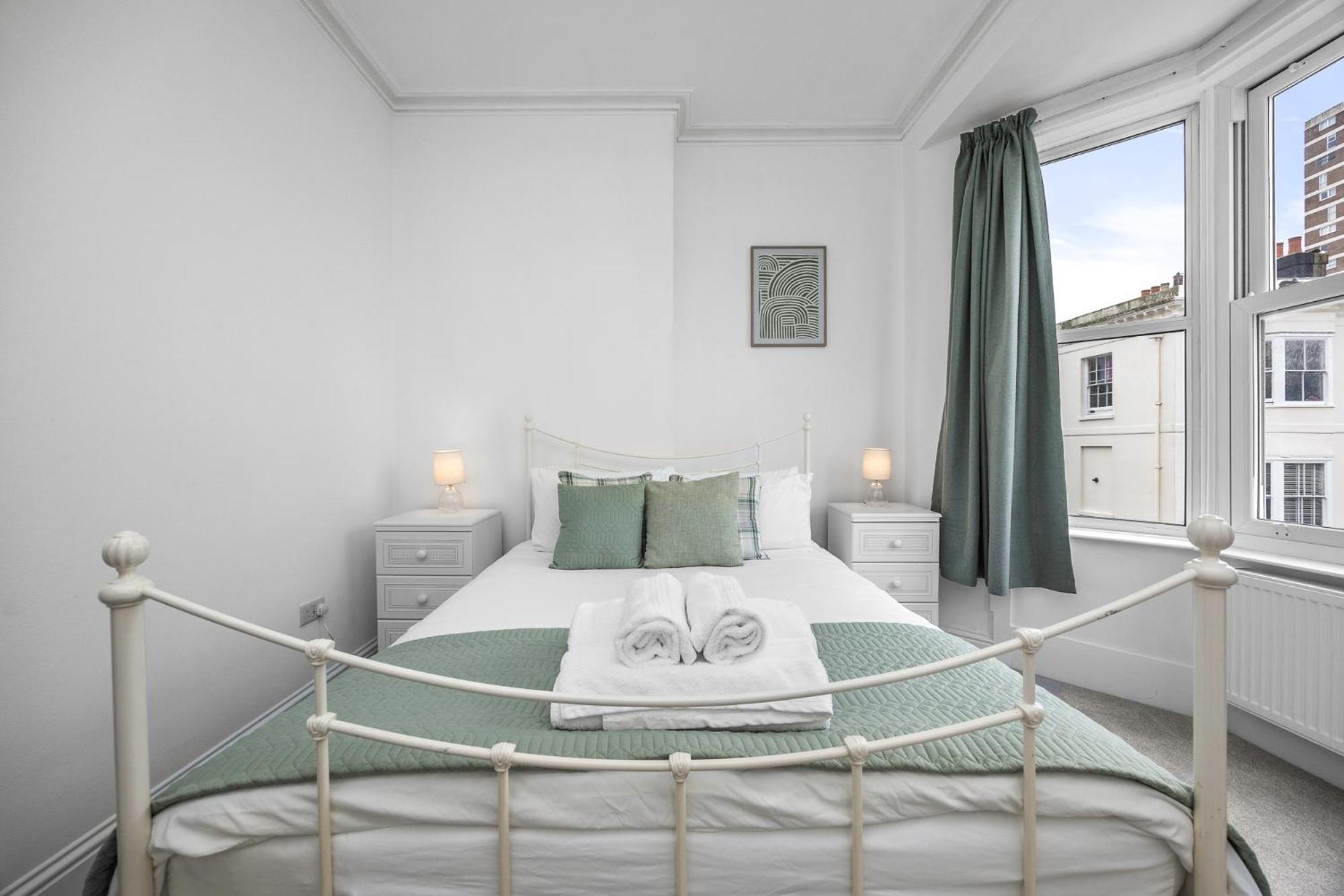 2 Bedroom Flat - With King Sized Beds, Netflix And Sky - Perfect For Contractors, Vacation Guests Or Those Relocating Hove Buitenkant foto